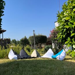 PUFF PIRAMIDE PRETO /BRANCO